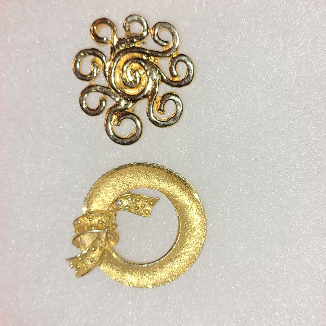 Vintage Lot Mamselle Brooch Ribbon Wreath & Goldtone Swirly Sun Flower Scarf Pin